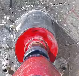 Elmas karot ucu ile beton yüzeyde hassas ve titreşimsiz delme işlemi