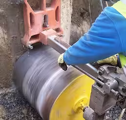 Elmas karot ucu ile beton yüzeyde hassas ve titreşimsiz delme işlemi