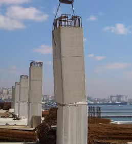 Kesilerek ayrılan beton kolonların vinç yardımıyla kontrollü şekilde sökülmesi ve yıkım işlemi