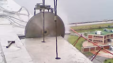 Kesilmiş beton bloğun vinç sistemiyle kontrollü şekilde kaldırılarak güvenli yıkım işleminin gerçekleştirilmesi