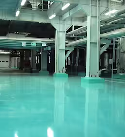 Endüstriyel tesiste epoksi zemin kaplama uygulanarak parlak, hijyenik ve aşınmaya dayanıklı yüzey elde edilmesi