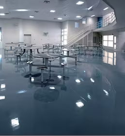 Kapalı mekânda uygulanan epoksi zemin kaplama ile hijyenik, parlak ve kolay temizlenebilir yüzey elde edilmesi