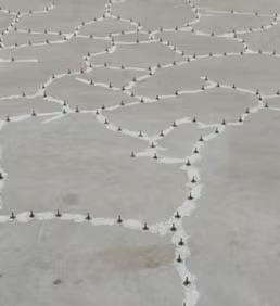 Beton zemindeki çatlak hatları boyunca epoksi enjeksiyon nipellerinin yerleştirilmesi ve enjeksiyon öncesi hazırlık