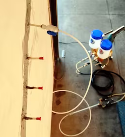 Epoksi enjeksiyon ekipmanı kullanılarak duvar çatlaklarına basınçlı enjeksiyon uygulanması ve kalıcı onarım sağlanması