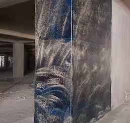 FRP karbon fiber kaplama uygulanmış betonarme kolon yüzeyinin yakın plan detayı