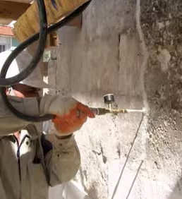 Tarihi yapıda restorasyon öncesi yüzey temizliği ve onarıma hazırlık çalışması