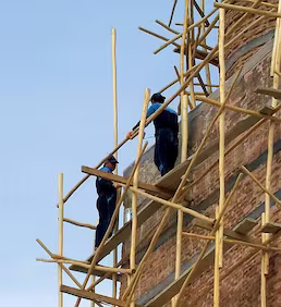 Tarihi yapının dış cephesinde iskele üzerinde yürütülen restorasyon ve onarım çalışmaları