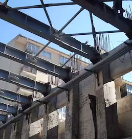 Çelik yapı güçlendirmesinde çelik kiriş ve çapraz sistemlerin mevcut betonarme yapıya entegrasyonu